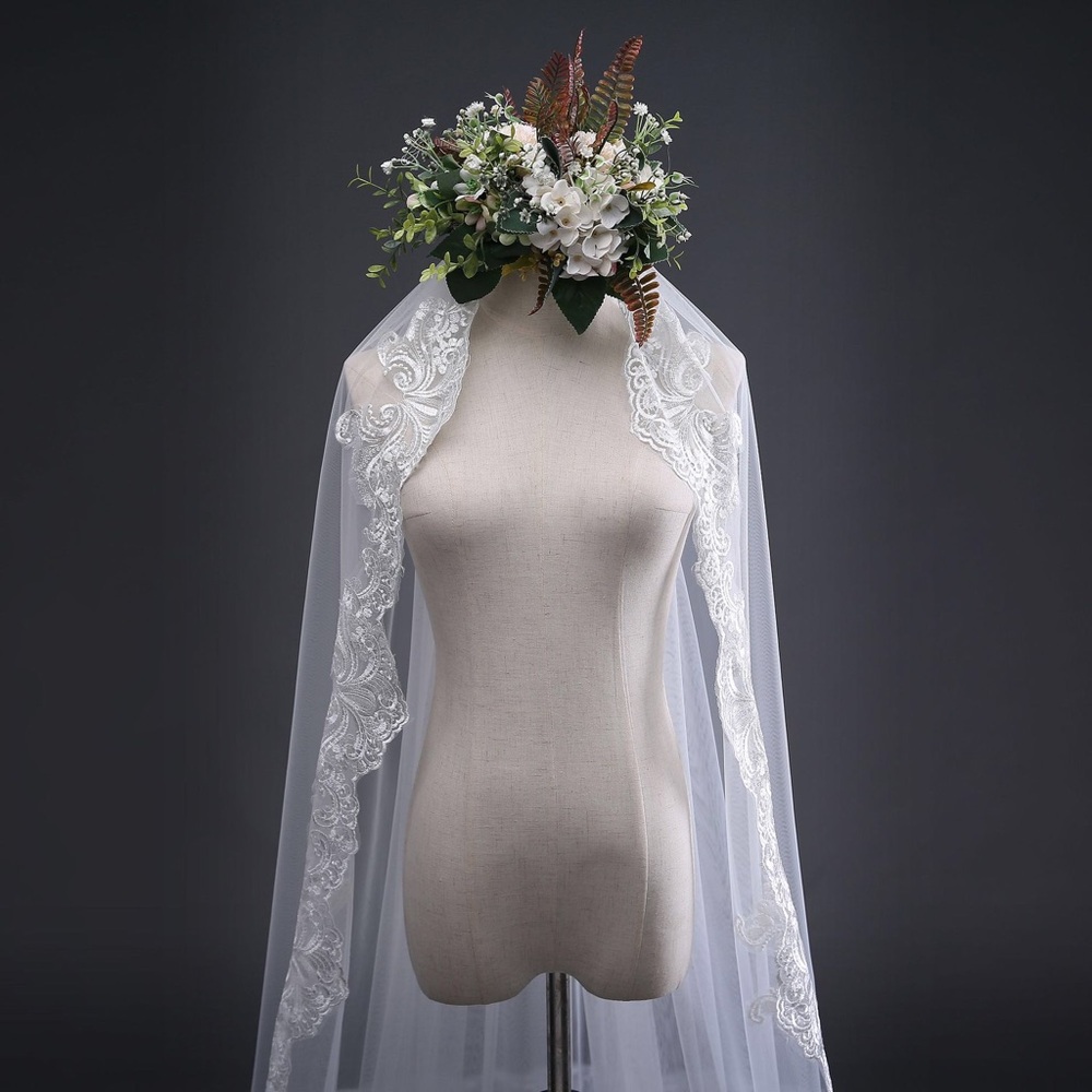 Elegant Long Lace-Edged Wedding Veil in White - Picture 3 of 5